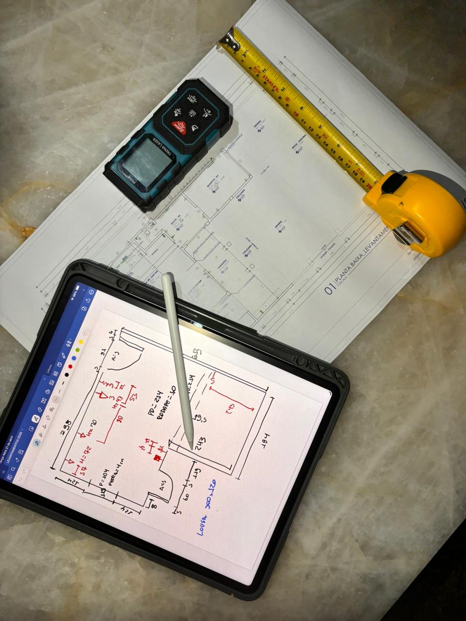 Registro de levantamento técnico durante visita ao imóvel.